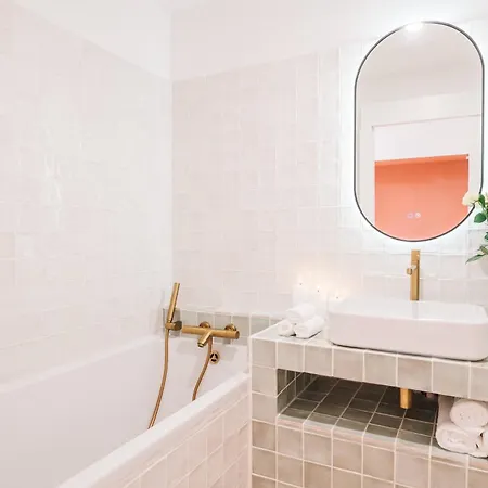 Guest house La Demeure De La Cite By Jean Bacou *