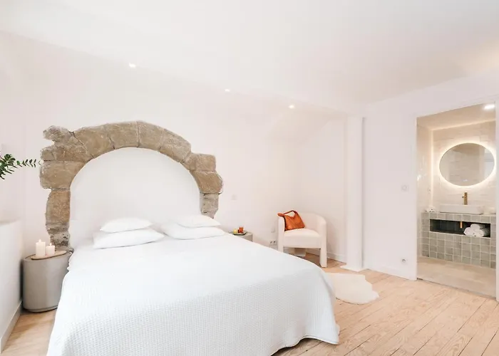 La Demeure De La Cite By Jean Bacou *