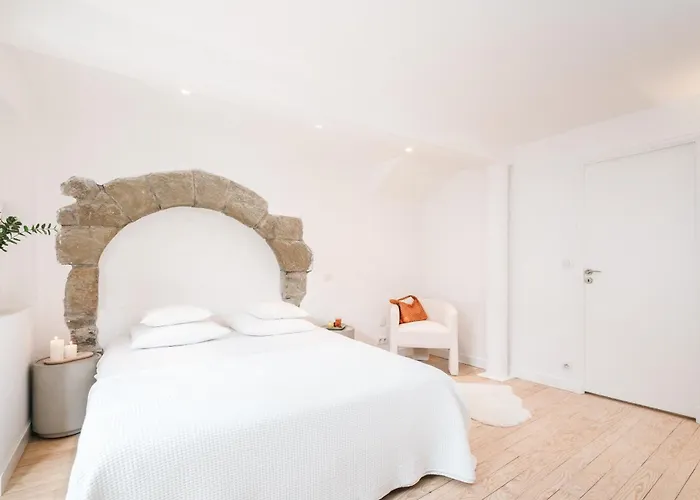 La Demeure De La Cite By Jean Bacou *